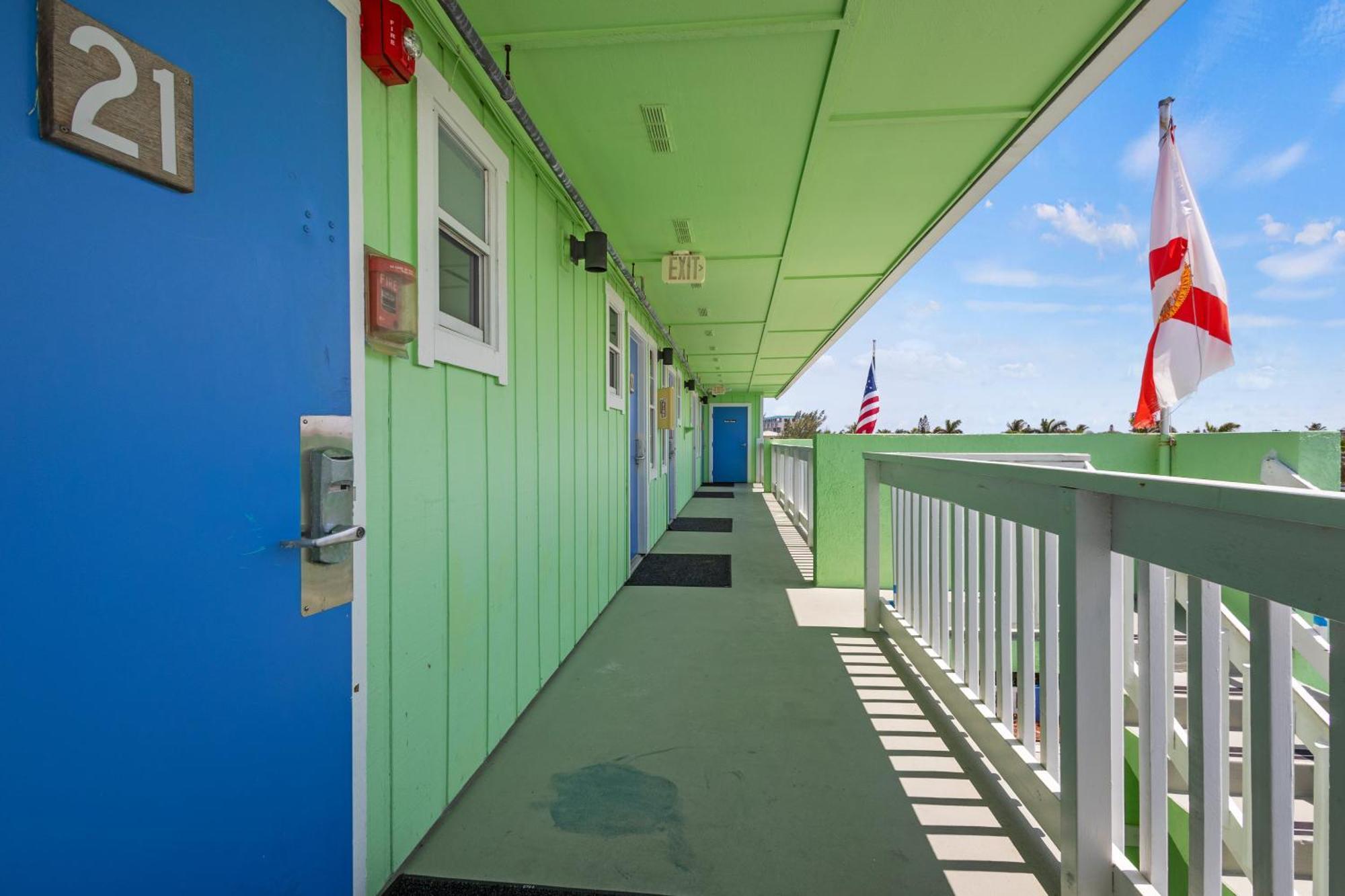 Ocean View Hotel Room With Balcony- King Bed #21 Fort Pierce Exterior photo